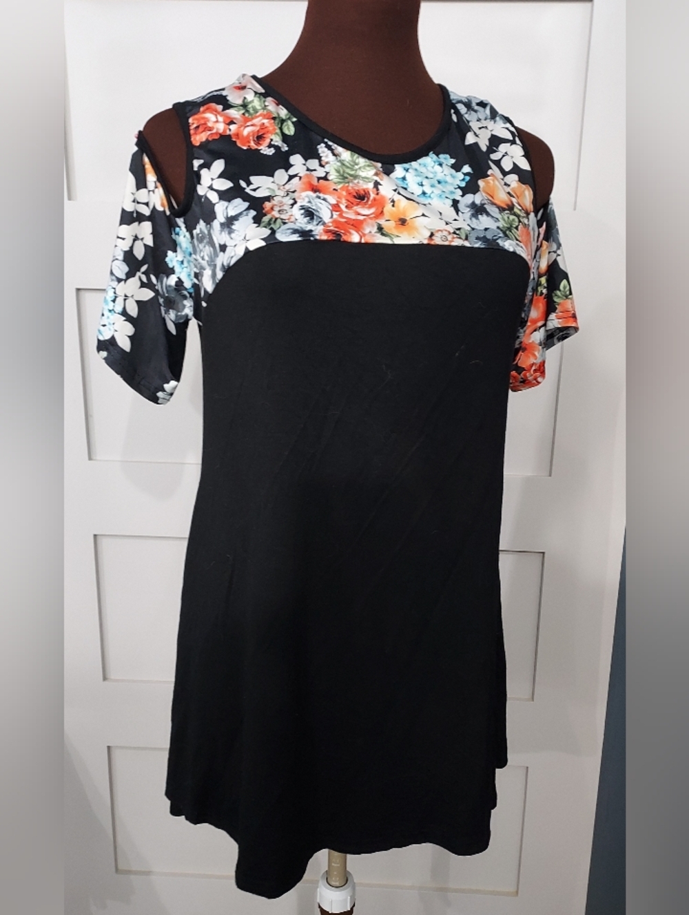UNBRANDED Black Cold-Shoulder TUNIC with Floral Yoke Size LARGE